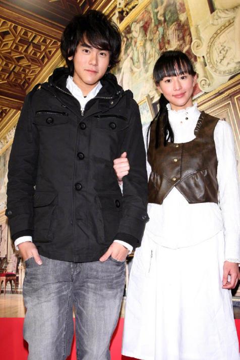 彭于晏,张钧甯十年前青涩合照曝光,网友:他俩好友夫妻相啊!