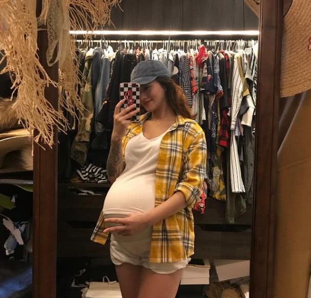 欧弟的老婆挺着大肚子做运动, 但是为什么穿了一条超短裤?