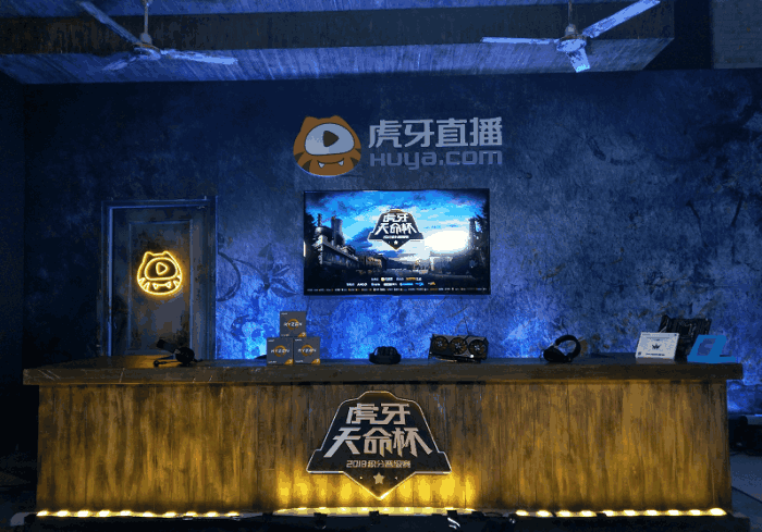 虎牙天命杯解说间, 设置齐腰解说台, 依旧挡不住想上位的女解说!