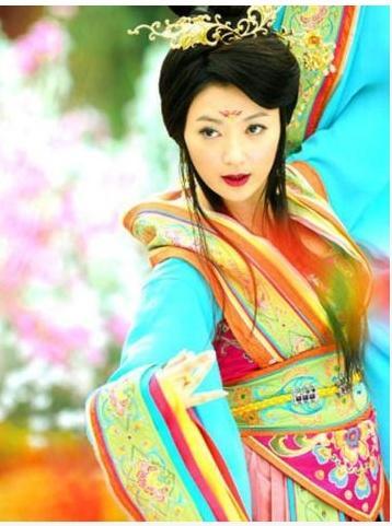 池华琼已经渐渐淡出了娱乐圈,而如今43岁的她,虽然不能跟当年出演"陈