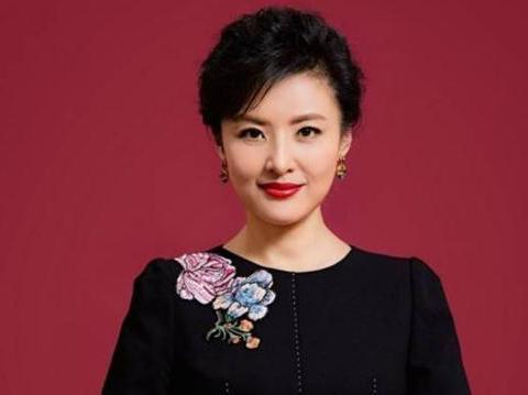 50岁周涛再现春晚,竟当众对蔡国庆嘟嘴撒娇?生图太美了|周涛|蔡国庆|春晚_新浪新闻