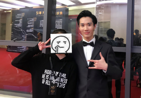 奇怪君参加虎牙星盛典走完红地毯后和粉丝一起坐看台真暖心