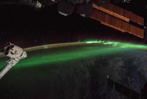 当地时间4月19日，美国宇航局在其官网上发布了一张宇航员在太空中拍摄到的南极光照片，绿色的极光如火焰般在地球上“跳动”。图片来源：NASA。