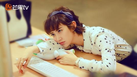 火王之千里同风今晚开播,风风火火小记者景甜开启俏皮现代人生