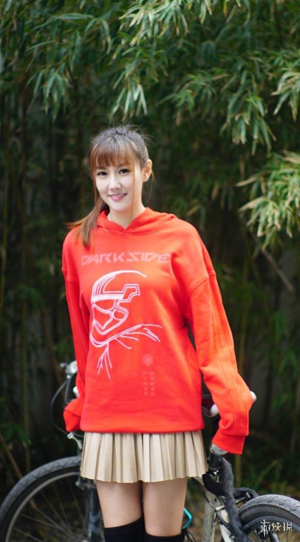 英雄联盟解说小苍超短裙运动风美照 "绝对领域"若隐若现!