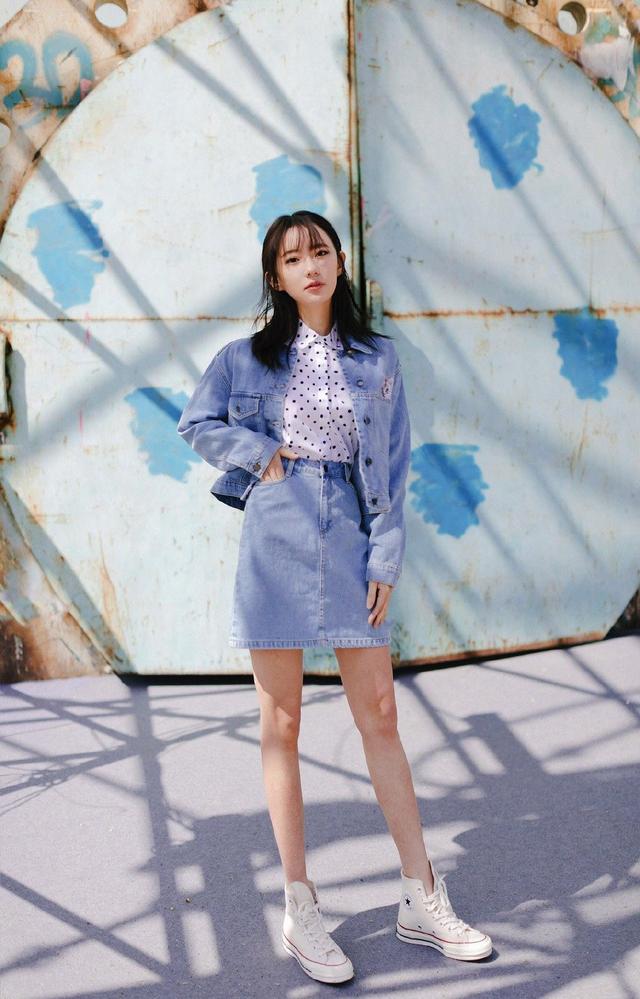 她是白宇女朋友穿牛仔裙帆布鞋大秀铅笔腿网友该增肥了