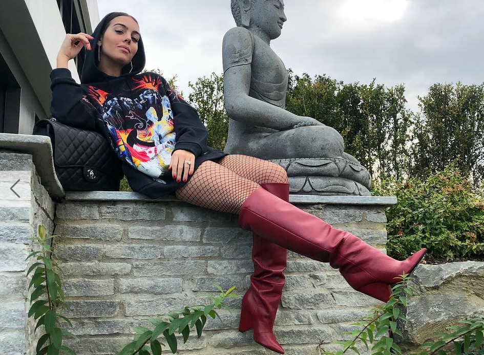 c罗忙着秀恩爱,乔治娜忙着秀腿,两人脸上洋溢着幸福