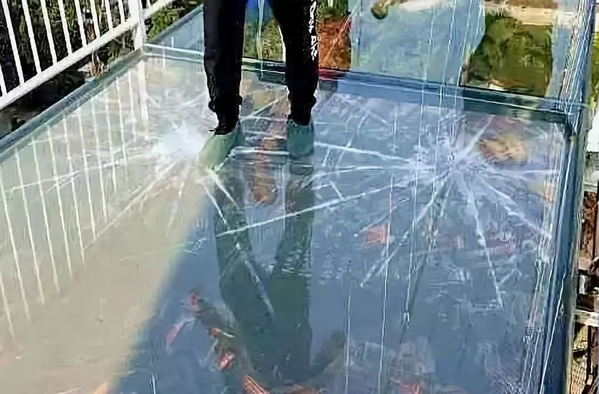 玻璃栈道真是吓人:胆小的直接迈不动腿,5d碎裂能尿裤子