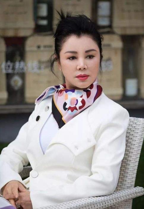 遭遇家暴后净身出户,为了儿子改变自己,荧屏上的女强人专业户