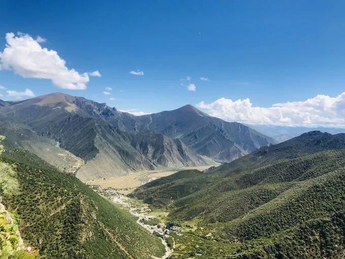 探秘西藏山南扎央宗溶洞天然溶洞入洞必须攀援10米高的木梯