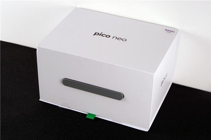 相比普通vr眼镜,pico neo的包装盒可算是非常巨大,白色简约的风格