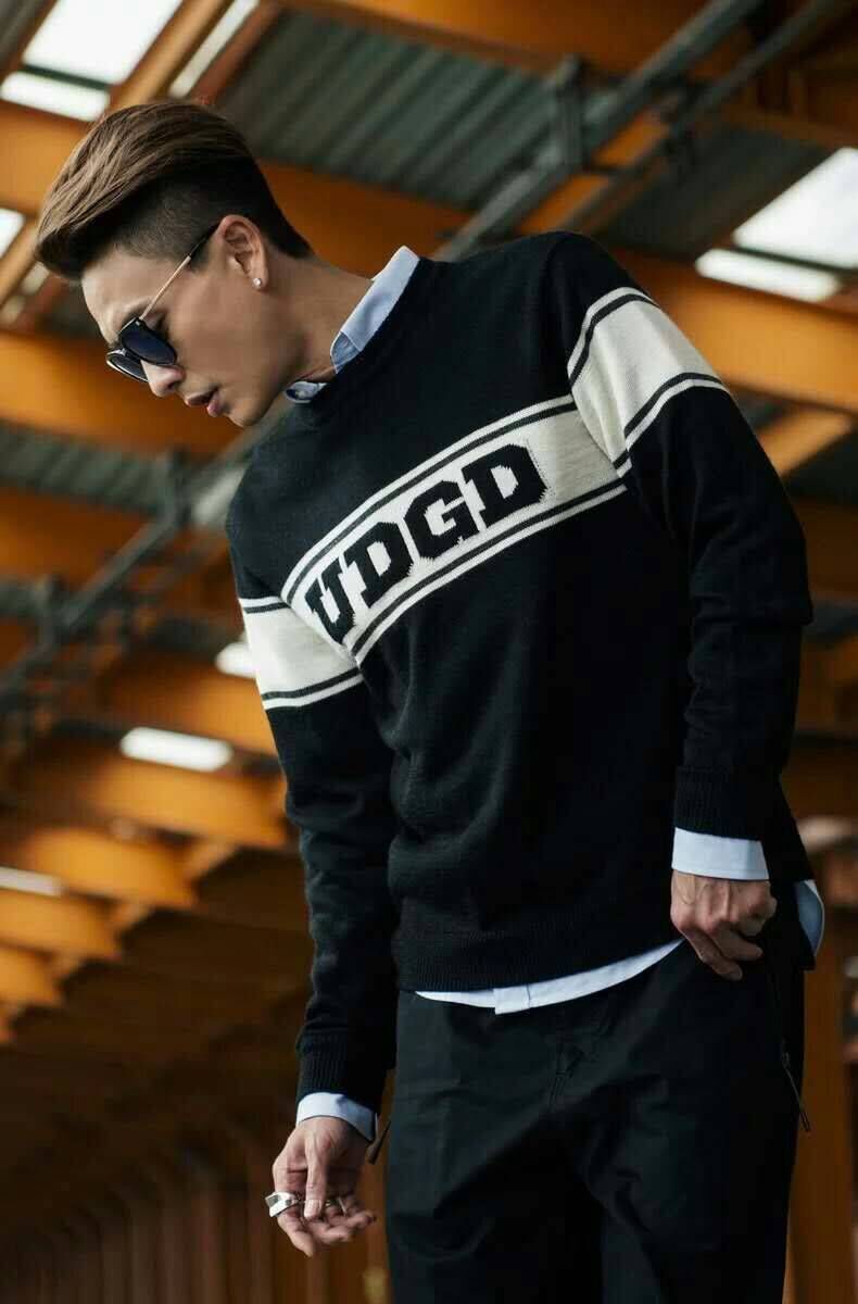 黄宗泽晒回头侧颜照,评论里让网友讲笑话,网友纷纷想出"奇招"