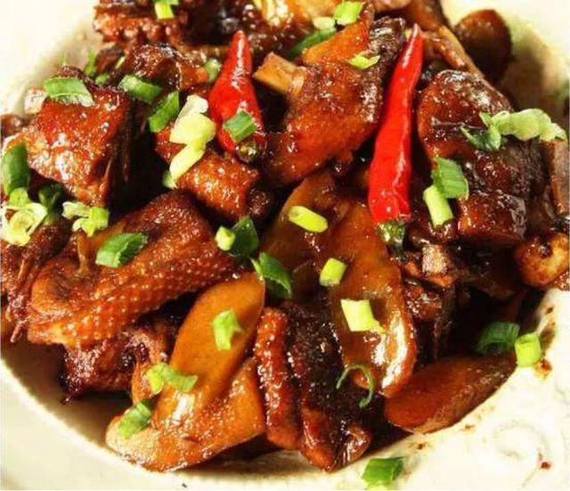 仔姜焖鸭,吃起来略微有点点姜的清香,鸭肉细腻紧致,鲜美无敌!
