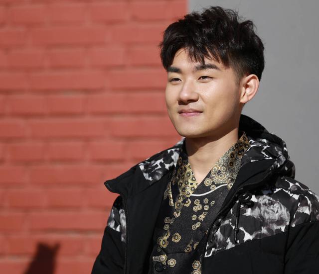 8岁被"恩师"藏匿3年,不让和父母相见,如今和郭德纲情同父子