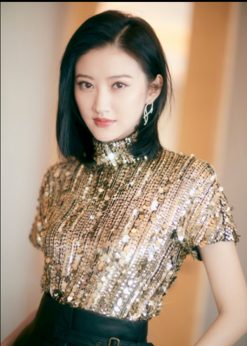 景甜身穿一袭蓝色连衣裙出席活动 长发披肩笑容甜美女神范十足