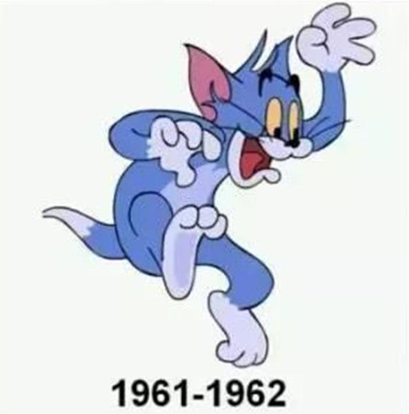 19611958年的时候,汤姆已经完全变成了蓝色的猫,在此之前《猫和老鼠》