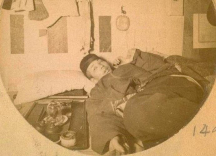 百年前旧金山大烟馆百态,华人和白人洋妞一起躺着抽鸦片