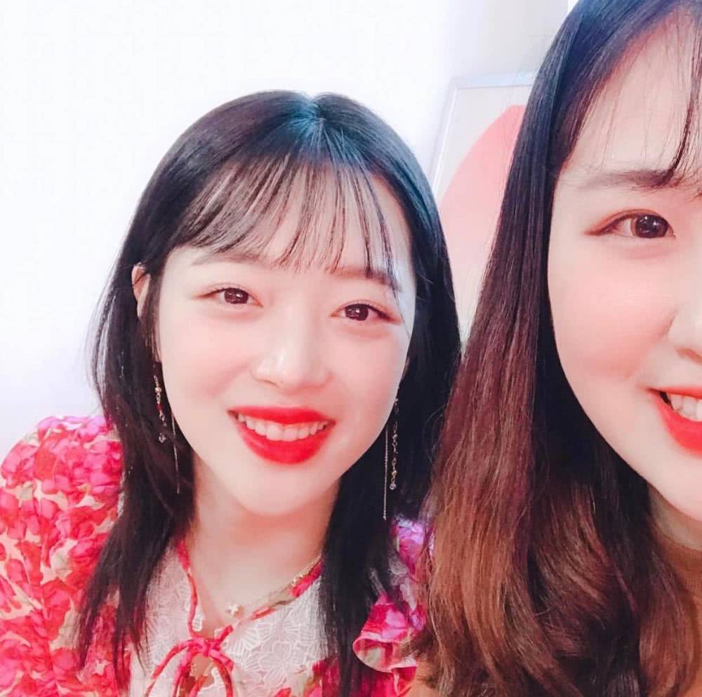 崔雪莉变身快闪店"老板娘" 亲切与顾客合影美貌注目