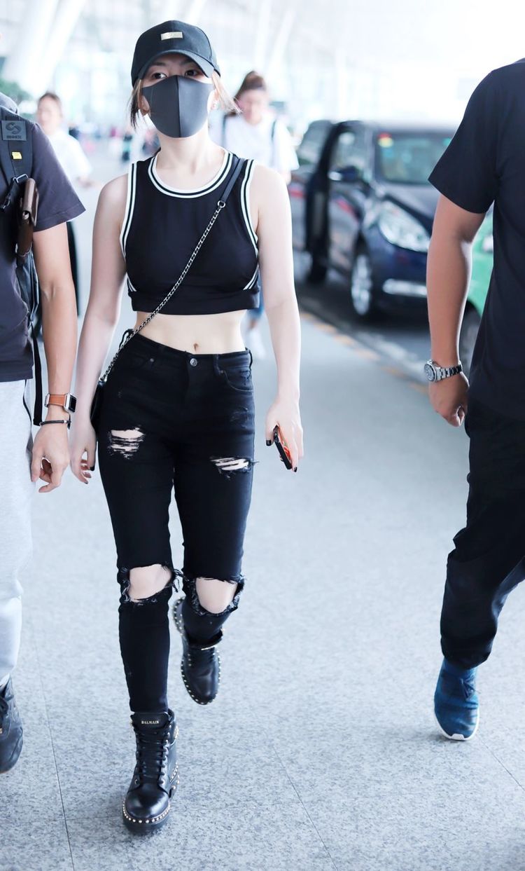 94斤邓紫棋穿黑色紧身小背心,搭配黑色破洞牛仔裤,身材好诱人