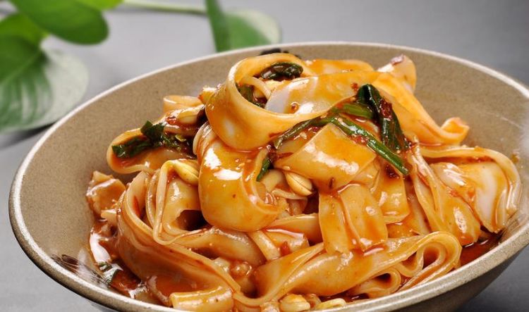 酿皮子,是西北独特的风味小吃之一,这种小吃味美爽口