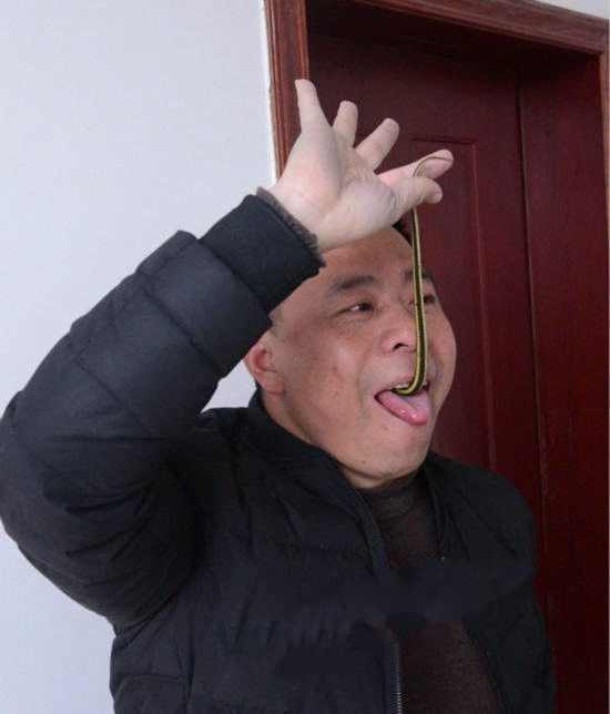 男子生吞活蛇,蛇从鼻孔穿过,看众人目瞪口呆,直呼过瘾!