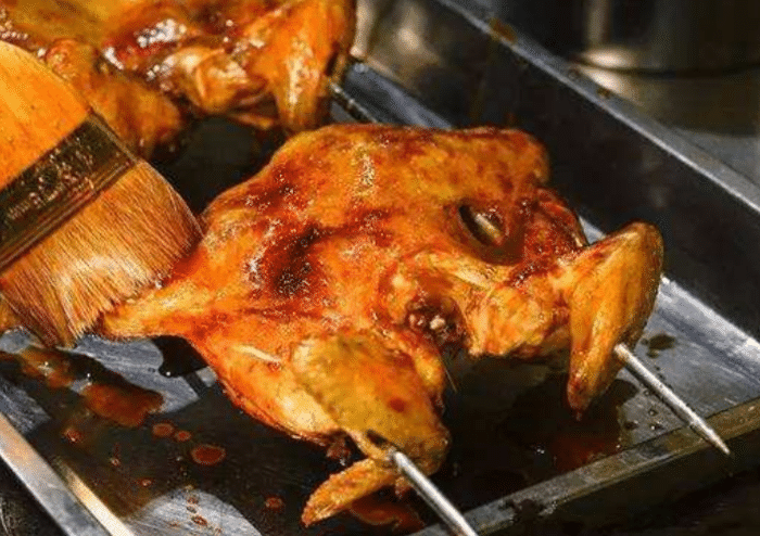 路边摊上12元一只的烤鸡能吃吗? 知道实情后, 很多人难免有些担心