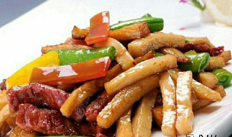 炒任何菜时,不能少了这步,否则炒菜不香没味道!