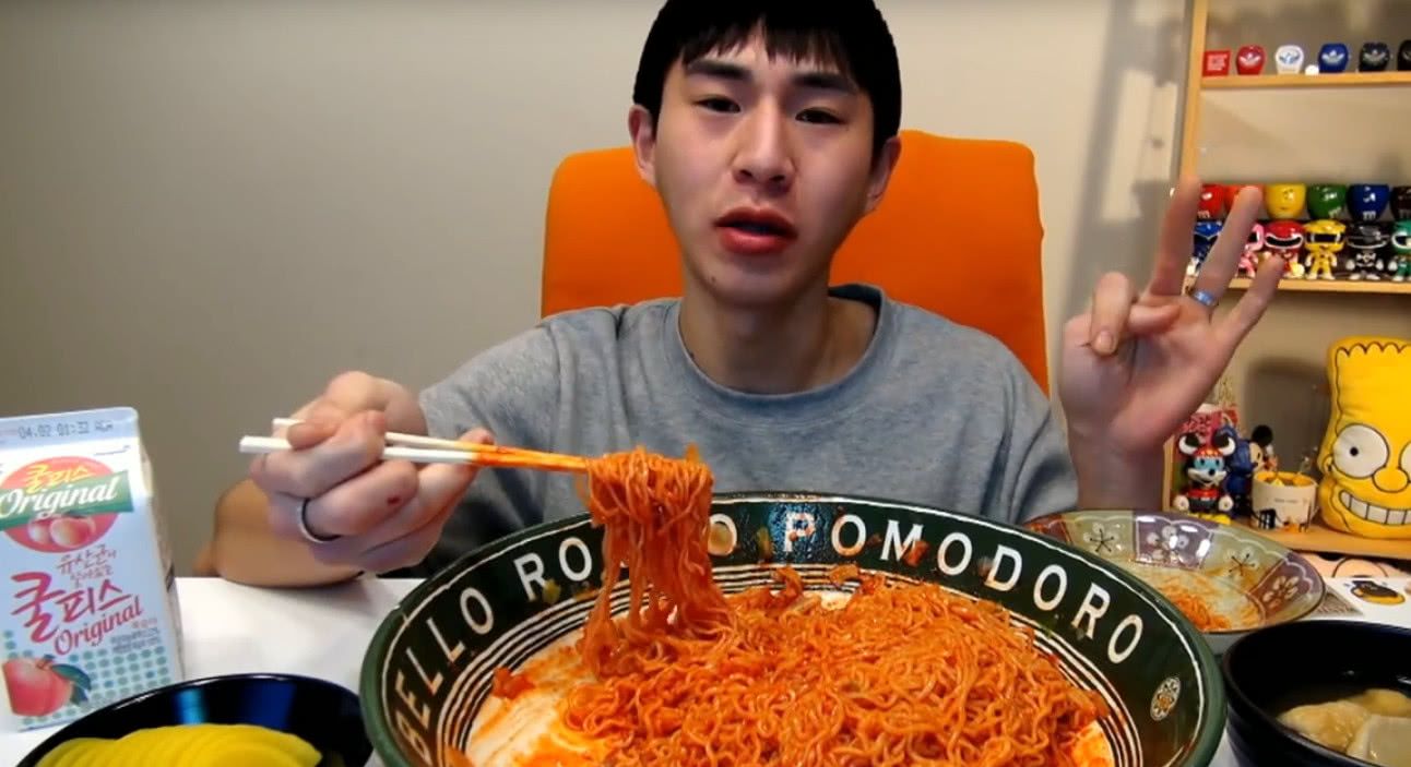 大胃王吃10包火鸡面,夹起一筷子就穿帮了,网友:还是我太年轻