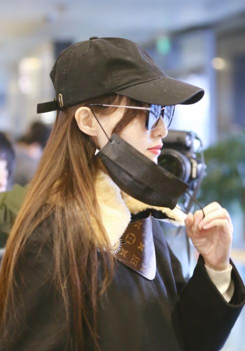 唐嫣现身上海机场,变身"怪力少女"提箱子,装神秘也不忘美丽