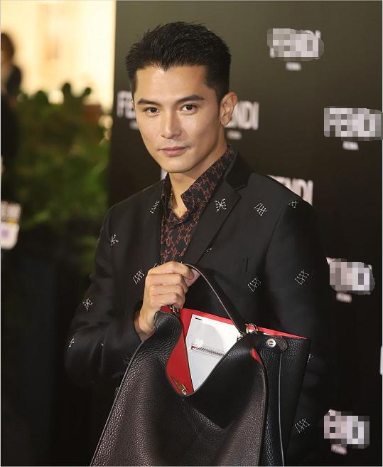 美男子邱泽与贾静雯同框,西装革履帅气依旧,感情生活却至今成谜