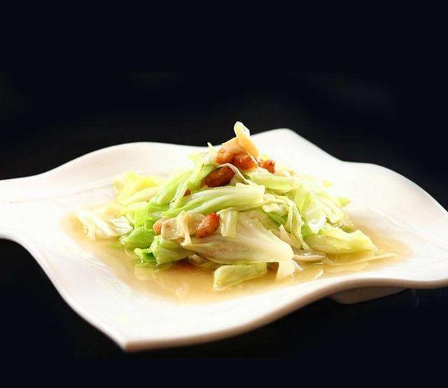 美食大厨教你:"油渣莲白"的家常做法,制作简单,十分下饭