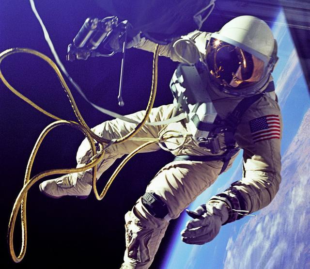 怀特成为首位在太空行走的美国宇航员.