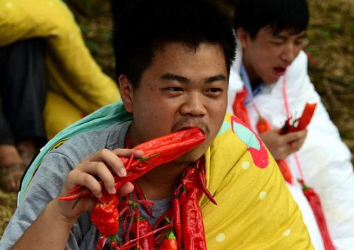 比起吃辣椒, 四川人不算什么, 湖南人才厉害, 连辣椒汤都不放过!