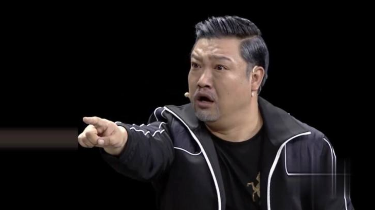 他是《欢乐喜剧人》总冠军,至今不温不火,网友评其表演用力过猛