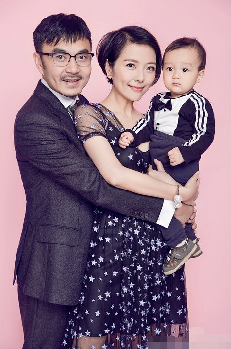 汪涵妻子微博晒儿子帅照然而网友却对此议论纷纷