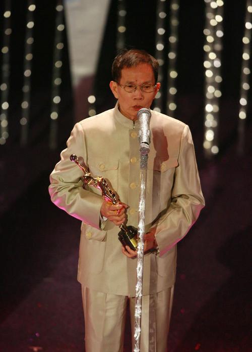 可惜的是94年刘家良被查出患上淋巴腺肿瘤,抗癌20年后,因病情太严重