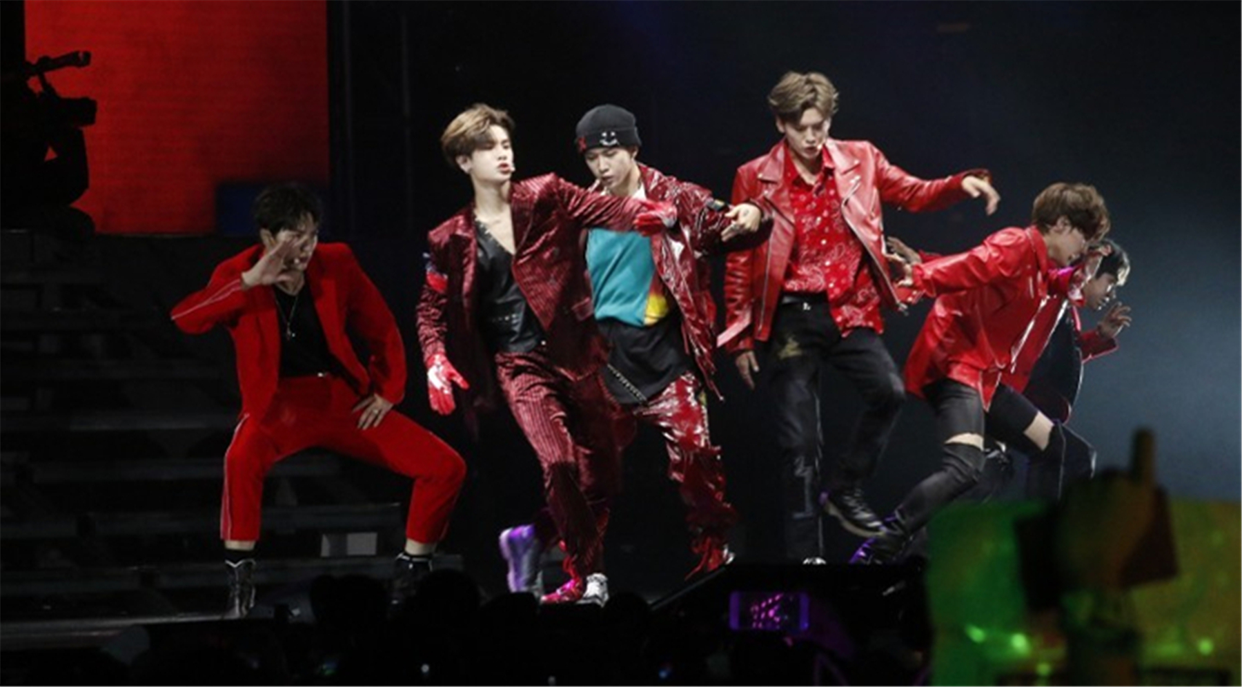 乐华七子首次在香港开演唱会,获歌迷肯定,范丞丞还透露重要信息