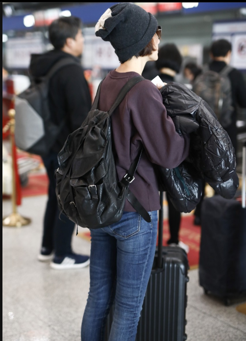 袁泉墨镜遮面现身机场 打扮休闲时尚独自推行李行走低调十足