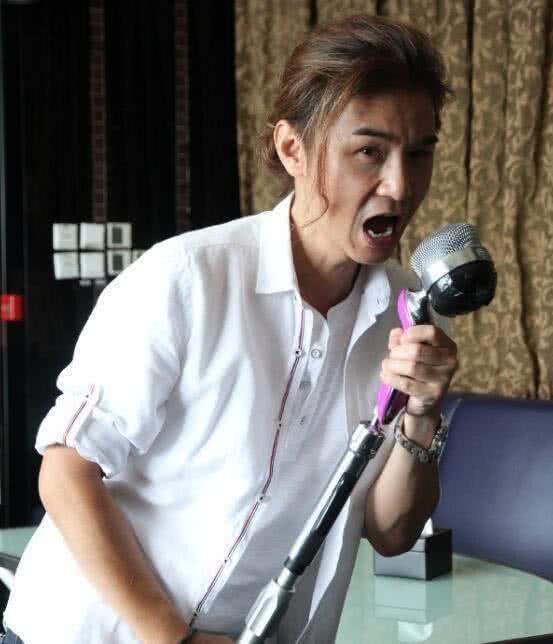 发妻重病他不离不弃,深夜开摩托送她去治疗|黄宝欣|黄翊|摩托_新浪