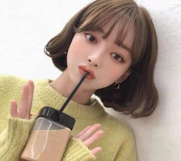 圆脸女生,别总留中分发型,这3款"瘦脸发型",00后表示很想学