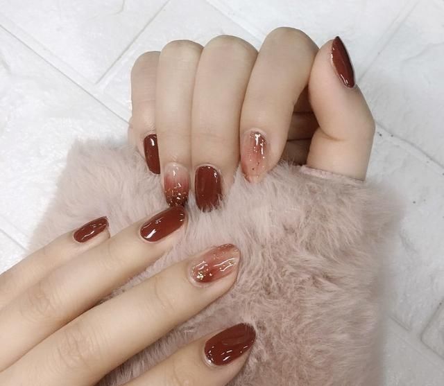 最显手白还超显气质的脏橘色美甲图片,每一款都好美腻