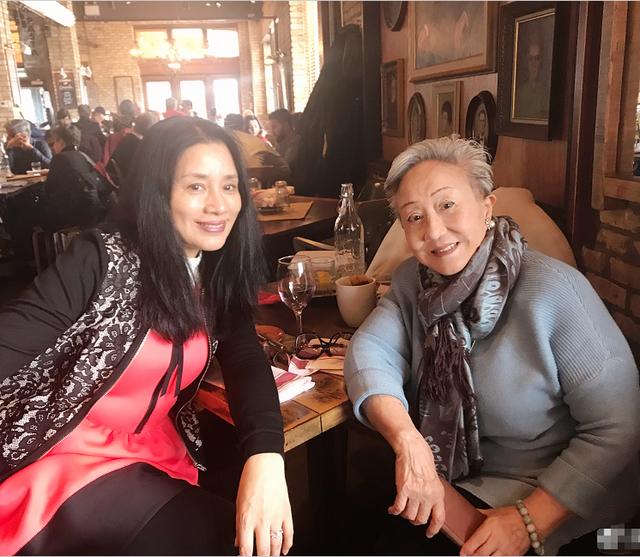 老戏骨李凤绪近照从影38年风华依旧现与丈夫游山玩水生活自在