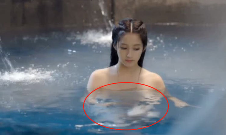 这个镜头里的关晓彤正在洗澡,水里那白色的衣服给吸引走了所有的目光