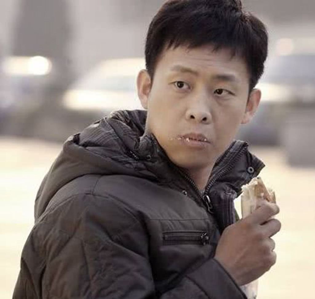 曾经因为丑备受嫌弃,却在40岁拿下影帝,如今娶娇妻人生圆满!