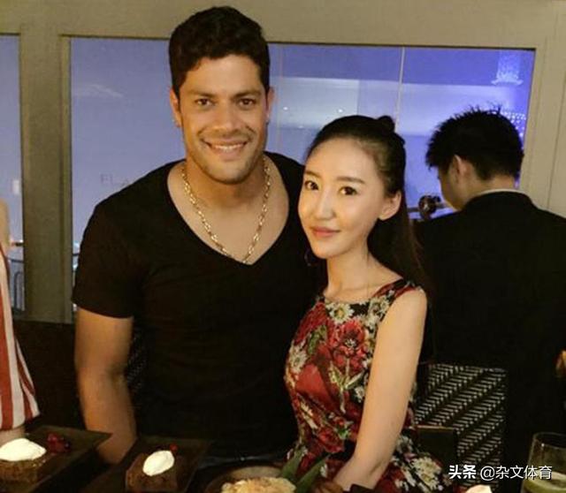 里皮的亚洲杯主力!帮助球队登顶中超,26岁与娇妻结婚2年