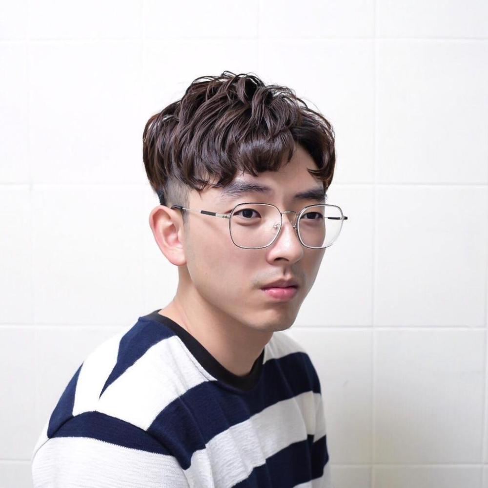 现正流行秋日男生卷发让你一秒圈住女孩心