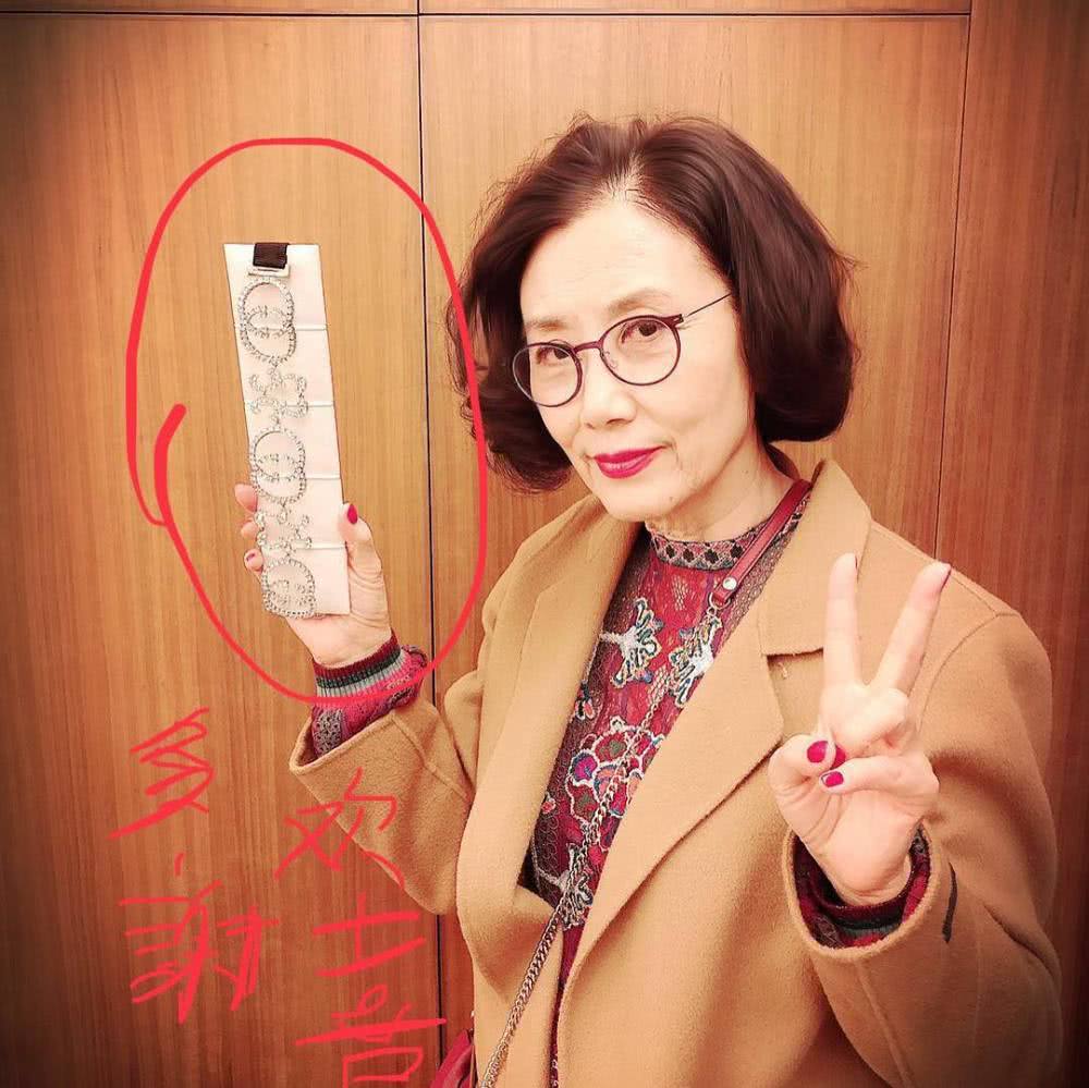 71岁汪明荃玩社交很另类,日常晒照都喜欢手动p"文字提示"