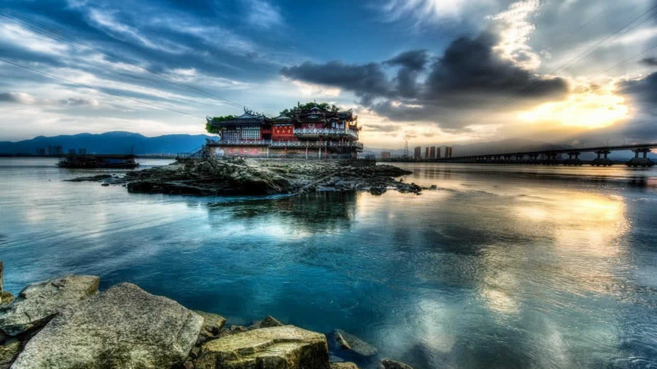 中国一座建在水上的寺庙,在宋朝时已修建完成,被称为"小金山"