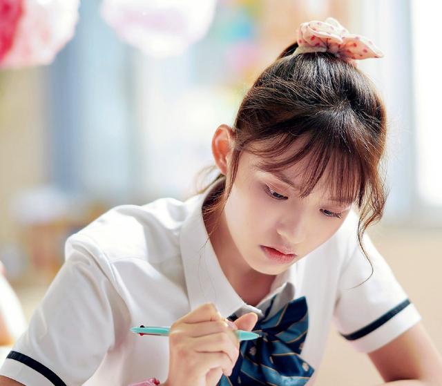 被林允《一吻定情》剧照美到了,扎马尾辫俏皮似青春少女