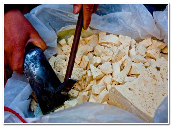 对面桌子的人都有点不懂了,说是糖为什么不吃,而且还是以前的小零食